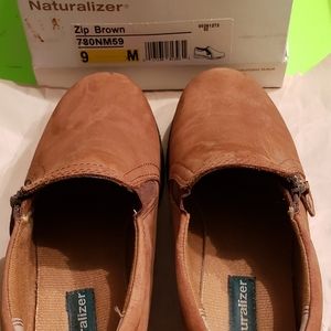 Naturalizer side zip slip on, size 9, tan